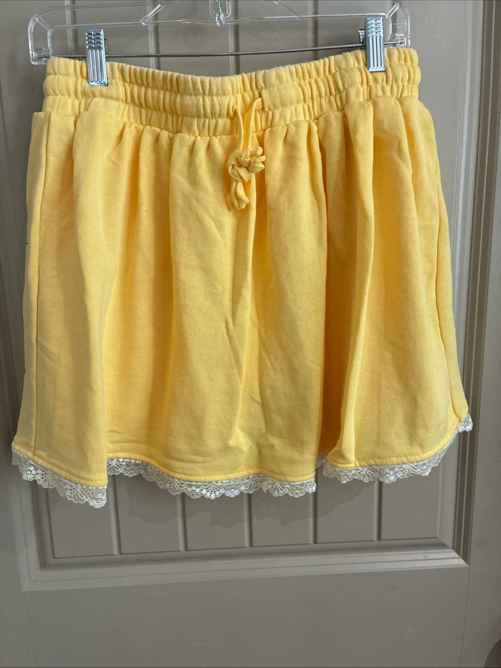 Casual Yellow Drawstring Skort with Lace Trim